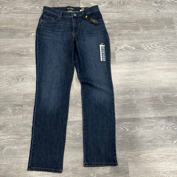 Women’s Lee Relaxed Fit Straight Leg Mid Rise Jeans, Size 8 Medium. - Picture 15 of 15
